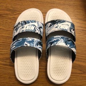 Nike size 7 slides